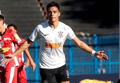 El atacante guaraní festejando uno de sus goles.