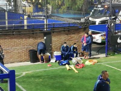 Óscar Ruiz observó sentado el resto del entrenamiento en Casa Amarilla.