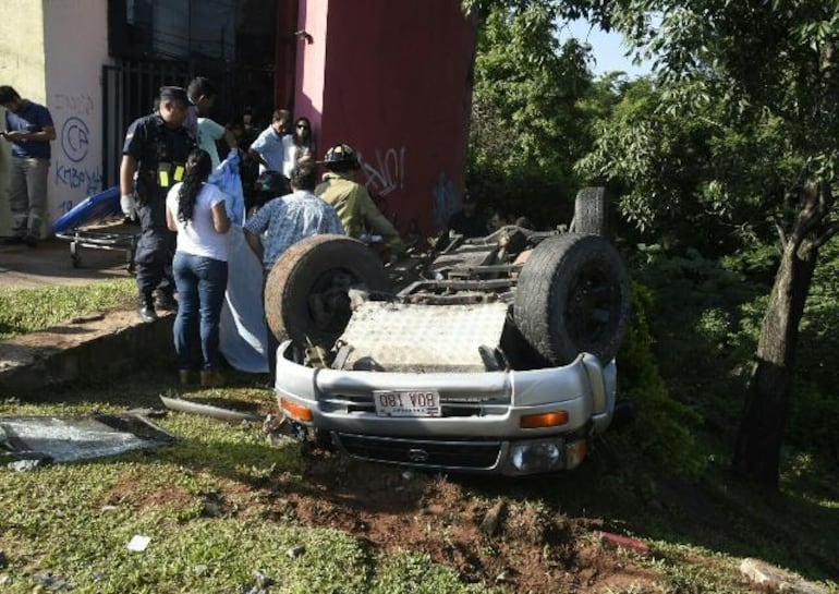 Bomberos trabajan en el rescate de las víctimas.