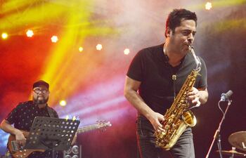 el-saxofonista-peruano-karlhos-misajel-en-un-momento-de-su-actuacion-en-el-festival-asujazz-que-se-realizo-en-la-plaza-de-la-democracia--212545000000-1524873.jpg