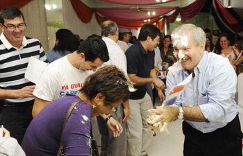 en-tono-de-celebracion-y-como-costumbre-de-cumpleanos-una-adherente-volco-la-torta-sobre-carrizosa-y-otros--220357000000-524514.jpg