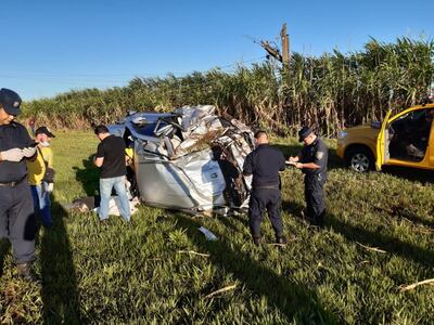La camioneta Mercedes Benz en que iban las víctimas quedó destrozada tras el aparatoso vuelco.