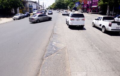 A la izquierda se puede ver la nueva carpeta asfáltica colocada por la Municipalidad de Asunción. Tras el fallido proyecto metrobús, finalmente la Comuna decidió arreglar la avenida Eusebio Ayala.