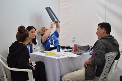 Los médicos voluntarios atendiendo a un paciente paraguayo durante una misión anterior en Luque.