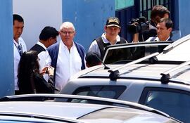 pedro-pablo-kuczynski-de-gafas-en-el-momento-de-ser-detenido-por-la-policia-peruana-efe-200207000000-1821817.jpg