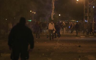 La Policía Boliviana dispersa a un grupo de jóvenes contrarios al presidente Evo Morales, el martes en Santa Cruz.