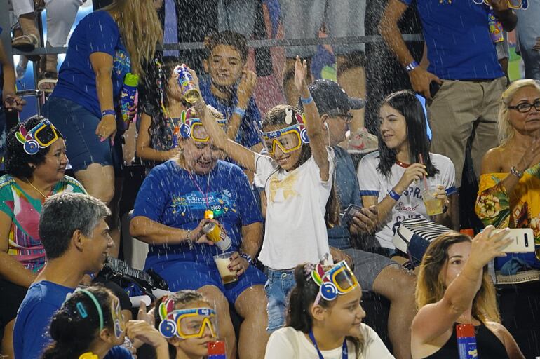 Una gran multitud asistió a la noche de apertura de los corsos.