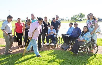 Grupo de algunos de los nuevos contratados para trabajar en IPS. Muchos funcionarios del ente, en pleno horario laboral, participaron del acto oficial en el Palacio de Gobierno.