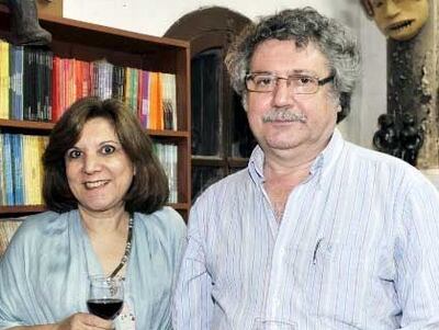 El periodista y escritor Tony Carmona, junto a la hija del escritor Augusto Roa Bastos, Mirta Roa, durante un evento celebrado en Asunción.