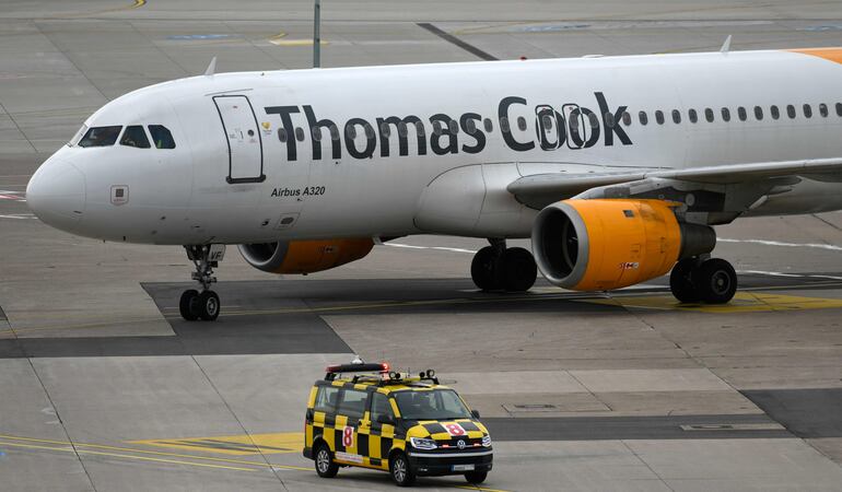 Un avión del touroperador Thomas Cook en el aeropuerto de Duesseldorf, Alemania.