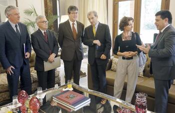 el-presidente-electo-horacio-cartes-der-conversa-con-los-embajadores-de-paises-de-la-union-europea-en-su-residencia--215443000000-565626.jpg