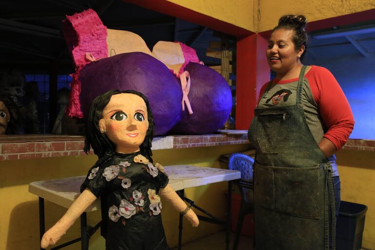 Una piñata a imagen y semejanza de Sarita, la polémica hija de José José que impidió durante días que los restos del cantante llegaran a México, se vende estos días en la fronteriza Ciudad Juárez, manteniendo vivo el conflicto familiar. El negocio "La piñata feliz", ubicada en esta norteña ciudad mexicana, aprovechó el revuelo que provocó el conflicto familiar en televisión y redes sociales para lanzar a la venta su nueva creación.