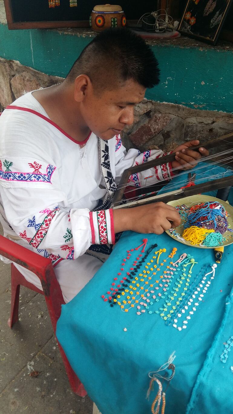 Artesano huichol.