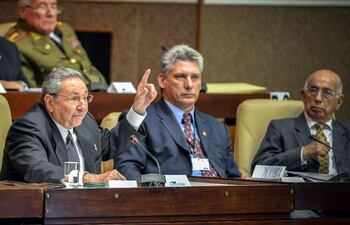 el-dictador-de-cuba-raul-castro-i-durante-su-alocucion-en-la-que-indico-la-eleccion-de-miguel-diaz-canel-c-como-primer-vicepresidente-del-cons-205705000000-521811.jpg