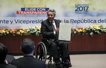 lenin-moreno-posa-con-la-credencial-oficial-de-presidente-electo-de-ecuador-102819000000-1589095.JPG