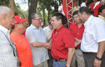 horacio-cartes-saluda-a-la-dirigencia-de-itapua-durante-la-reunion-politica-de-ayer-en-la-quinta-del-dirigente-de-frente-para-la-victoria-federico-s-221314000000-513104.jpg
