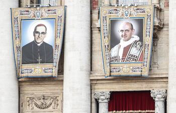 los-retratos-de-monsenor-scar-romero-y-el-papa-pablo-vi-expuestos-en-la-plaza-san-pedro-durante-la-ceremonia-de-canonizacion-efe-215342000000-1766016.jpg