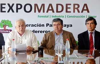 acto-de-lanzamiento-de-la-expo-madera-2017-de-izq-a-der-victor-yambay-petit-infona-juan-carlos-altieri-raul-legal-y-raul-gauto-directivos-de-211719000000-1589351.jpg