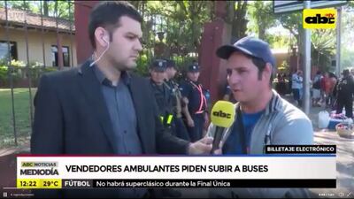 Vendedores ambulantes reclaman poder subir a buses.