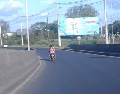 Motociclistas sin casco.