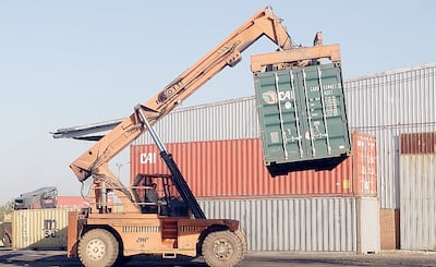 Las exportaciones e importaciones registraron fuertes disminuciones en el tercer mes del año.