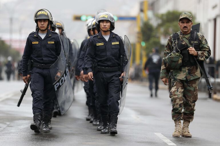Policías custodian las inmediaciones del Congreso peruano este martes, en Lima (Perú). La tranquilidad reina en Perú un día después de la disolución del Congreso.