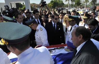 el-presidente-franco-c-observa-el-feretro-cubierto-con-la-bandera-paraguaya-del-gral-sr-lino-oviedo-durante-su-ingreso-a-la-parroquia-san-jorg-205941000000-514650.jpg