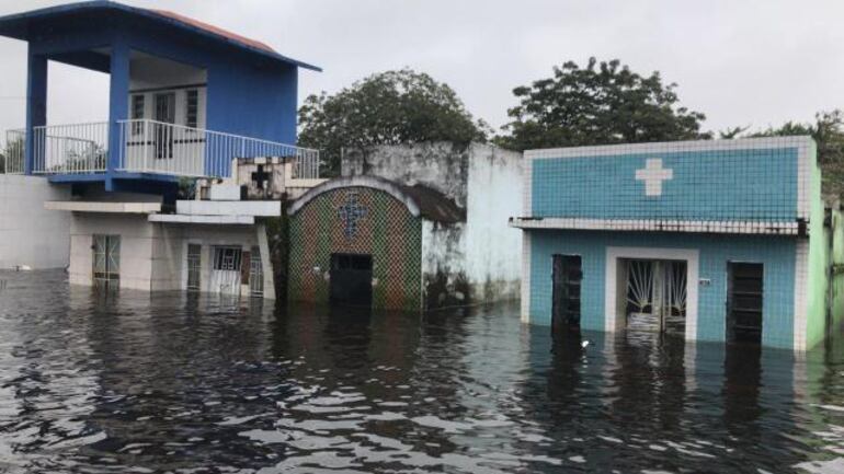 Cementerio en Nanawa, completamente bajo agua. Kiara Coronel, ABC TV.&nbsp;