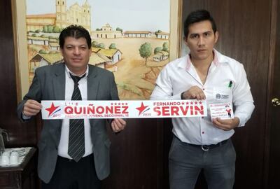 Fernando Servín, en plena oficina de Correos, haciendo proselitismo para las próximas internas coloradas .