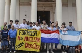 pilarenses-y-formosenos-se-unieron-dias-atras-en-asuncion-para-expresar-su-repudio-al-plan-nuclear-argentino--210707000000-1307040.jpg
