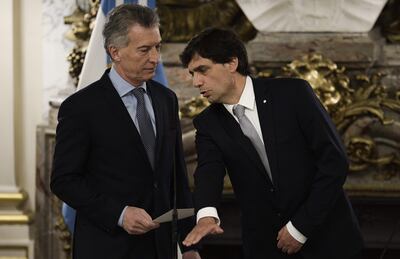 El presidente argentino Mauricio Macri junto a nuevo ministro de Finanzas, Hernán Lacunza.