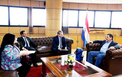 Reunión de los ministros de la Corte Carolina Llanes, Alberto Martínez Simón y Eugenio Jiménez en la sede del Congreso Nacional con su titular, el senador Blas Antonio Llano.
