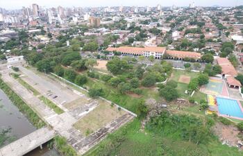 el-parque-solidaridad-en-la-antigua-playa-carrasco-y-la-loma-clavel-presiden-el-barrio-dr-francia-en-vista-aerea-desde-el-rio-la-calle-colon-lo-sep-204624000000-1587835.jpg