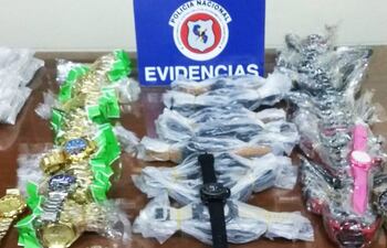 los-relojes-supuestamente-falsificados-fueron-verificados-por-policias-de-delitos-economicos-del-alto-parana--231334000000-1564356.jpg