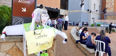 Los funcionarios judiciales escracharon a la  diputada  Celeste Amarilla.