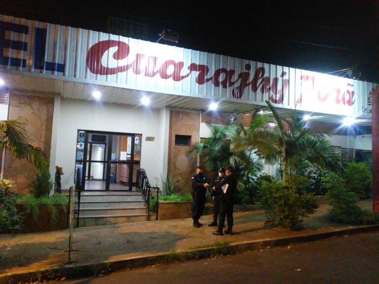 Hotel donde se encuentran alojados 24 repatriados de la Argentina, bajo estricta vigilancia policial.