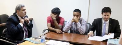 Los acusados Diego Pesoa (remera roja) y William Manzur (camisa) con los defensores públicos Diego Duarte (izq.) y Martín Muñoz (der.) en la sala de juicio oral y público.