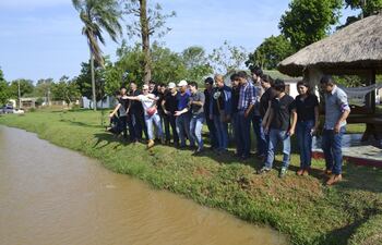 los-estudiantes-de-la-carrera-ingenieria-agronomica-durante-la-visita-a-una-de-las-fincas-de-los-piscicultores-de-juan-leon-mallorquin--202745000000-1513609.jpg