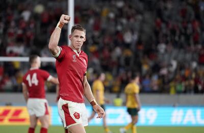Puño en alto de Liam Williams para afición de su país.