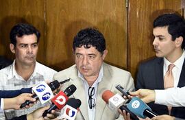 ngel-zaracho-centro-representante-de-los-camioneros-con-el-ministro-santiago-pena-en-rueda-de-prensa-anoche--235412000000-1460809.jpg