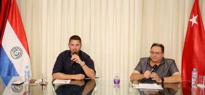 El presidente de la ANR, diputado Pedro Alliana (cartista), y José Alberto Alderete (d), coordinador de la “Operación Cicatriz”, ofrecieron una conferencia de prensa desde la ANR.