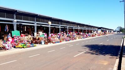 Numerosas  familias siguen fabricando  muebles y coloridos juguetes de madera. Los artículos son ofertados en las casillas instaladas al costado de la Ruta PY02 “Mariscal Estigarribia”.