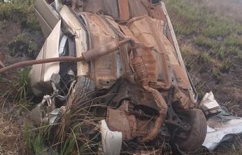 Dos personas fallecieron durante el vuelco de vehículo.