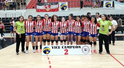 Algunas de las niñas derramando lágrimas, por no poder conquistar el Oro contra Argentina.