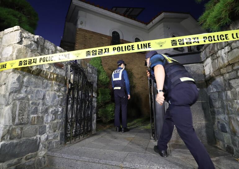 La policía acordonó la casa de la cantante Sulli, quien se habría suicidado este lunes.