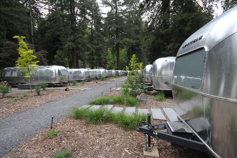 Uno de los mayores reclamos turísticos es el Autocamp en Guerneville, compuesto de bonitas casas rodantes plateadas.