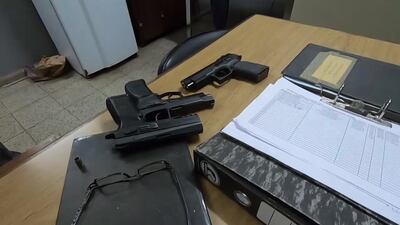 Momentos en que presuntos miembros del PCC se entregan.