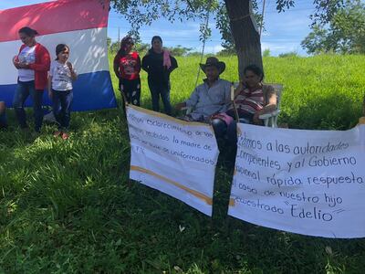 Los padres del agente policial vuelven a encadenarse para pedir noticias de Edelio.