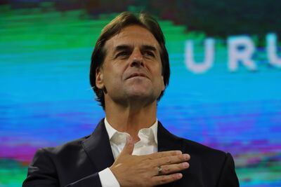 El candidato presidencial Luis Lacalle Pou, del opositor Partido Nacional (PN, centroderecha), escucha el himno nacional este domingo tras conocerse los resultados de la segunda vuelta de las elecciones nacionales, en la sede del partido en Montevideo (Uruguay).