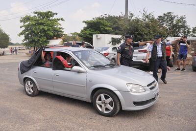 Los hinchas llegaron en balsas y fueron recibidos por agentes de control  de Aduanas y  Migraciones.